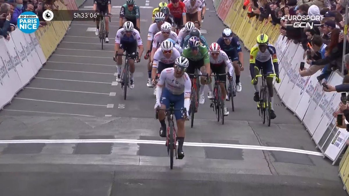 LeGruppetto's tweet photo. L'EXPLOIT POUR MATHIEU BURGAUDEAU ! Sorti à 8km, le Français de 23 ans décroche sa première victoire pro sur cette 6e étape de #ParisNice ! Il devance d'un rien Mads Pedersen et Wout Van Aert. https://t.co/GbAlGa3VoM