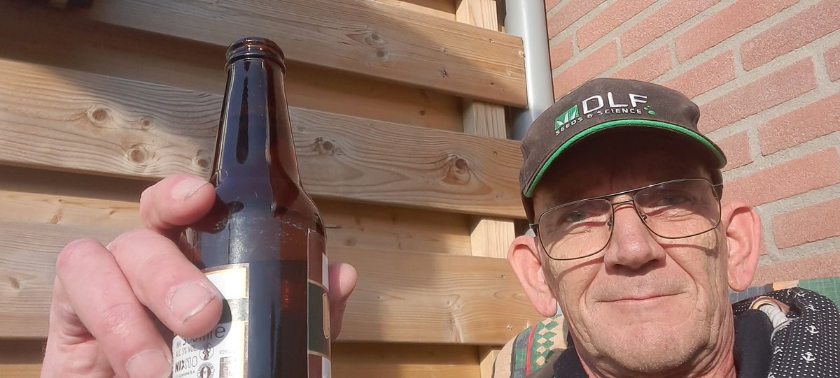 GerlantZ's tweet photo. Kreeg net in Heino opdracht van een aardige blonde om in de tuin te gaan zitten met een biertje, na dat ik aangaf moe te zijn.
Goed advies kan en mag ik natuurlijk niet negeren. De #vrmb na een druk weekje. Goed weekend allemaal. #vieruurtje #proost https://t.co/OTeOxbxM4g