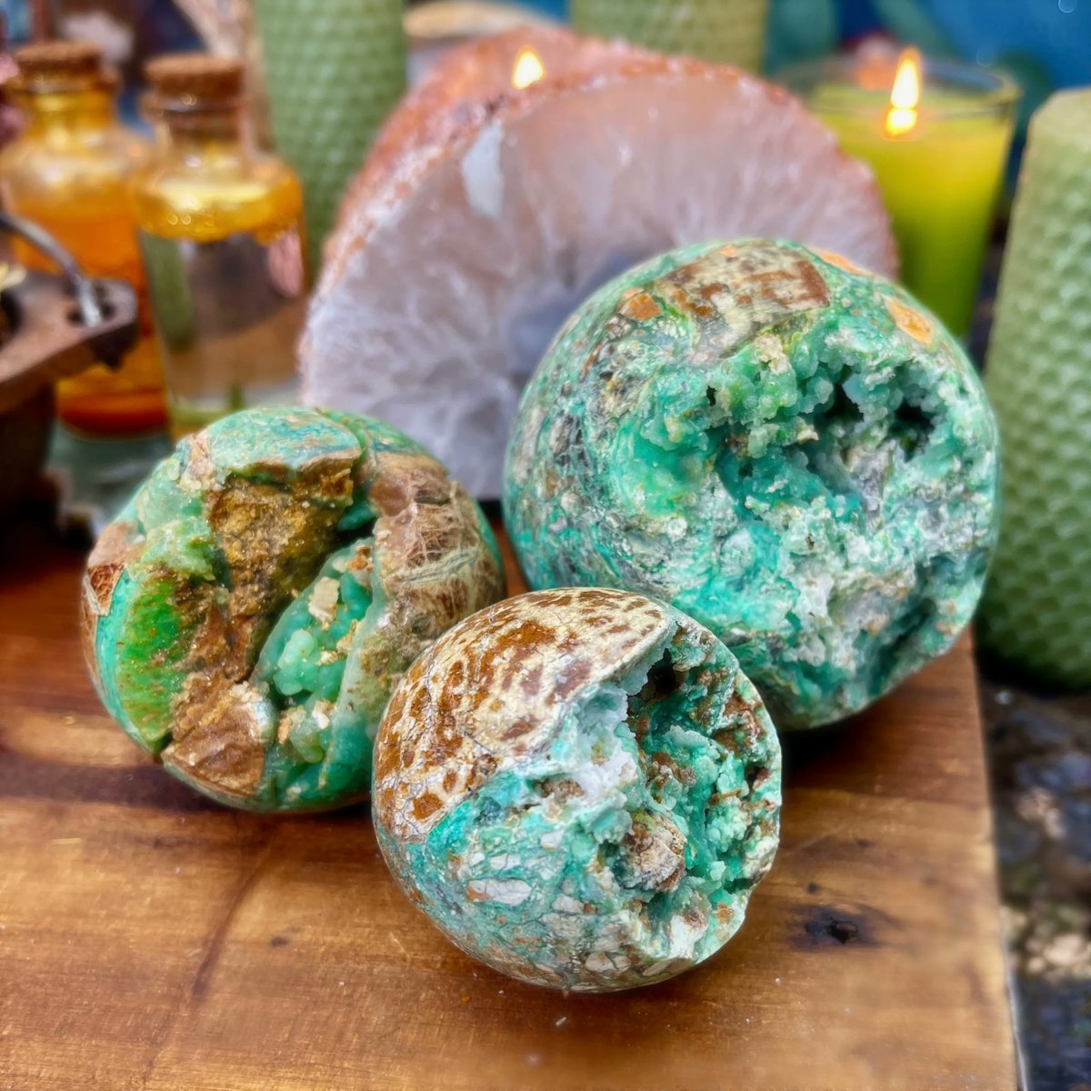 TheSageGoddess's tweet photo. Get 360° empowerment with this Overcome Your Obstacles #Botryoidal #Druzy Green & Red #Chalcedony #Sphere 🔮 This incredible crystal will give you the confidence to bring your deepest dreams + desires to life! ✨✨Save 22% with code SHINE22. https://t.co/ailMTf2Oiv https://t.co/doSHs3UaZa