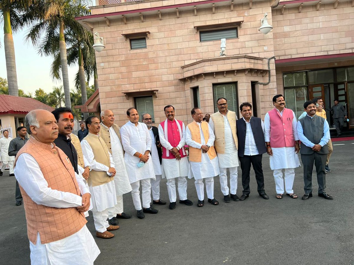 kpmaurya1's tweet photo. मुख्यमंत्री आवास पर मंत्रिपरिषद की बैठक के समापन के बाद उत्तर प्रदेश सरकार में अपने वरिष्ठ सहयोगी मा0 मंत्री गणों के साथ वार्ता करते हुए..... https://t.co/iibJXnXJWD