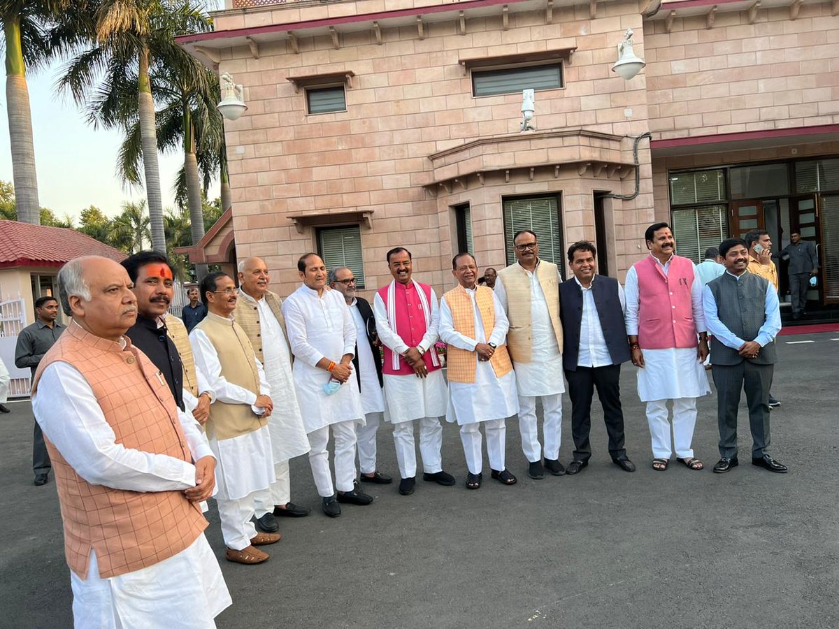 kpmaurya1's tweet photo. मुख्यमंत्री आवास पर मंत्रिपरिषद की बैठक के समापन के बाद उत्तर प्रदेश सरकार में अपने वरिष्ठ सहयोगी मा0 मंत्री गणों के साथ वार्ता करते हुए..... https://t.co/iibJXnXJWD