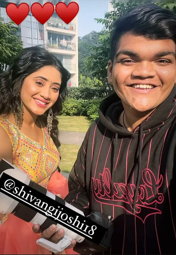 shukra manao ki atleast yeh toh mila :)

#ShivangiJoshi #Shivangians