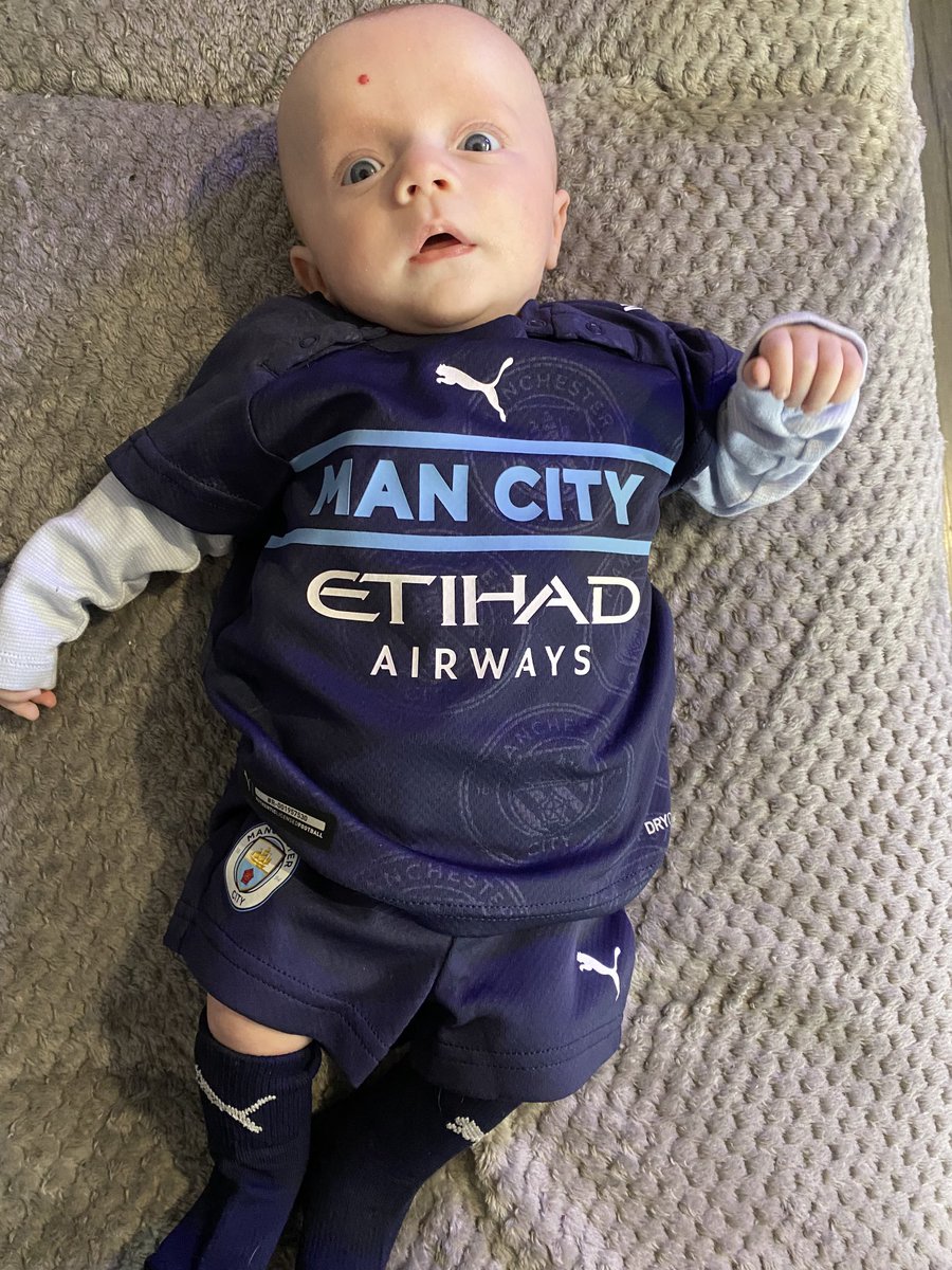 williamson_dm's tweet photo. My baby boy in his first ⁦@ManCity⁩ kit. We’re just debating what name to have on the back ⁦@JackGrealish⁩ ⁦@DeBruyneKev⁩ ⁦⁦@PhilFoden⁩ 💙😘 https://t.co/zPh5aLP3dn