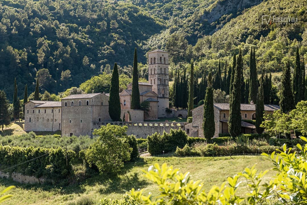 L'abbazia benedettina di San Pietro in Valle è tra i maggiori documenti di arte alto-medioevale dell'Italia centrale. Situata lungo un percorso di notevole interesse religioso, sorge in un fitto bosco a mezza costa del monte Solenne. 
bit.ly/3ih5sgJ
#umbriacuoreverde