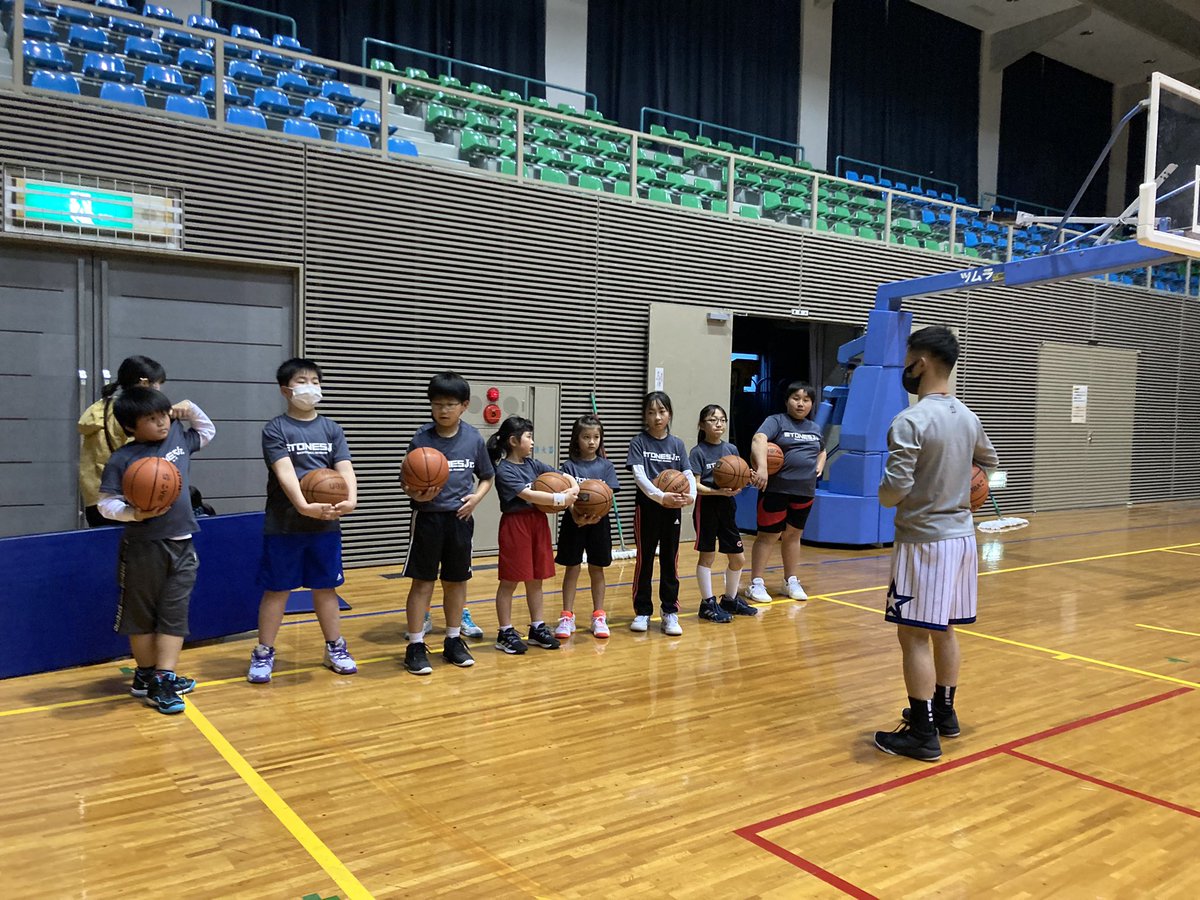 stonesjr_b_ball's tweet photo. 2022.3.10(Thr)
【エンジョイクラス】
元気の良さが素晴らしい!!
風船のドリブルメニューには苦戦!
それでもみんなのチャレンジをやめない姿、ナイスです!
#夢中のキッカケ
#STONESJr
#ストーンズジュニア
#バスケットボールスクール
#小豆島STONES
#小豆島スポーティーズ
#エンジョイクラス https://t.co/TryXc8C2vq