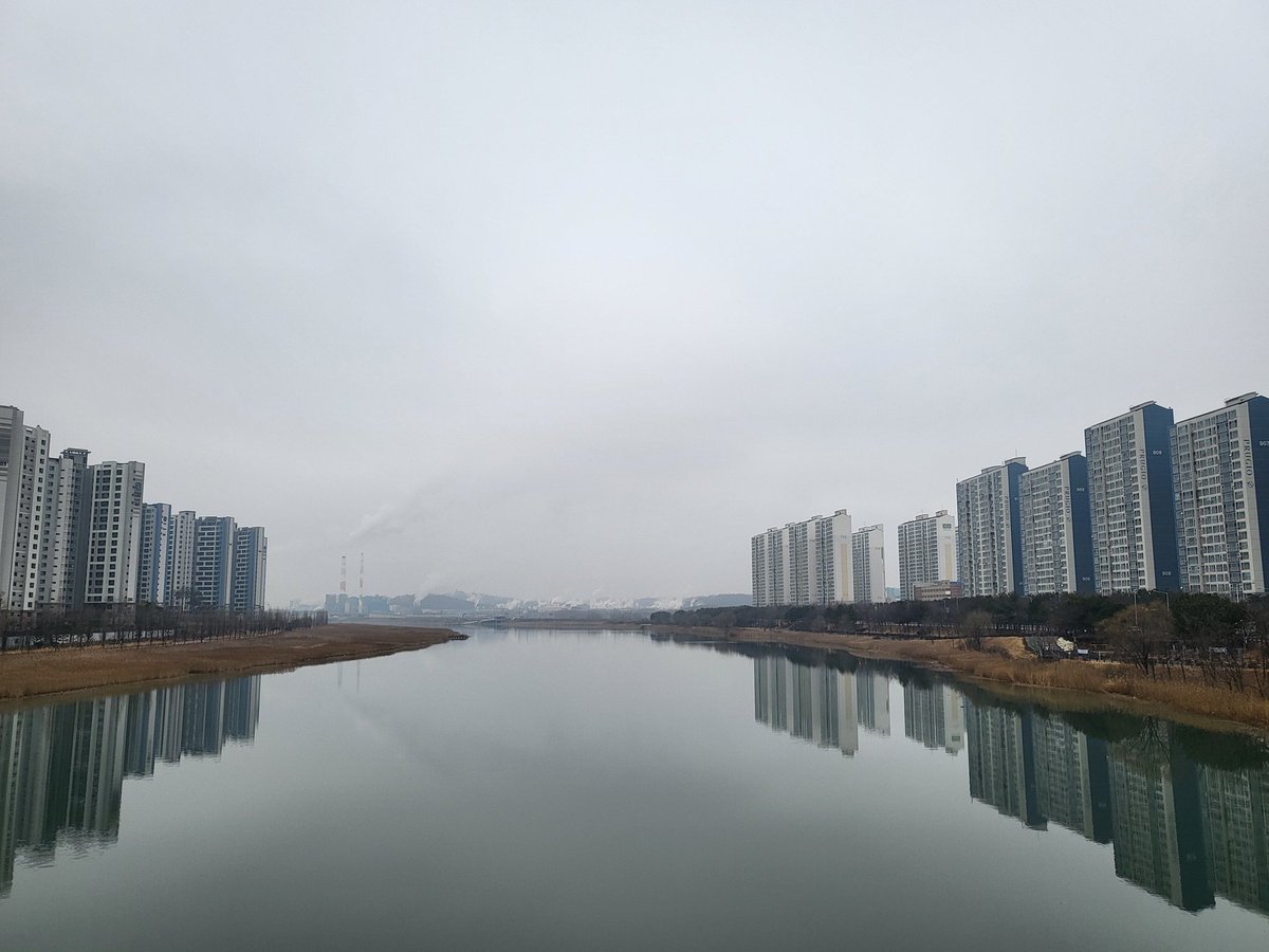 시화호 상류
좌측은 안산, 우측은 화성