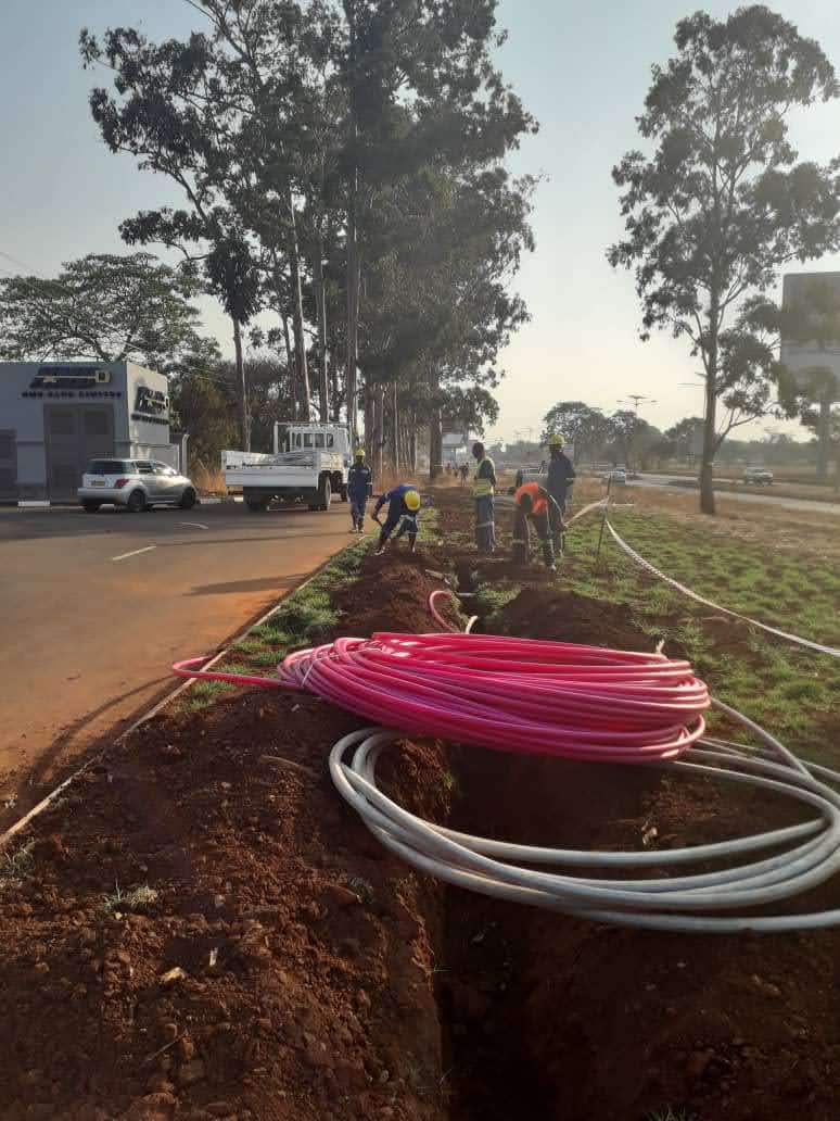KeytopTech's tweet photo. Fiber laying and thrustboring (road crossing) NMB Borrowdale Road # fiber #trenching #thrustboring https://t.co/1iWYFTQDfz