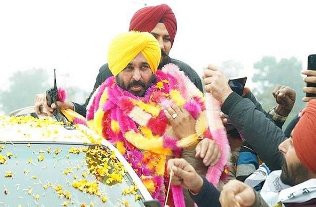 punjabkesari's tweet photo. क्या आप जानते हैं भगवंत मान के कॉमेडियन से राजनीतिक सफर के बारे में
https://t.co/jrElQuMn86
#BhagwantMann #politicaljourney #comedian #politicalleader #AAP #CMFace #Vitctory #hindinews #latesthindinews #punjabnews https://t.co/atUz8rYsQQ