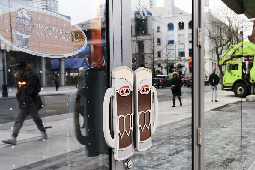 TorontoStar's tweet photo. The ButterflyCup is made entirely from biodegradable paper: no plastic coating, no plastic lid.
It's being used at fast-food joints in Europe and East Asia.
Recently, it was adopted by A&W Canada, which plans to pilot the product in Toronto this month.
https://t.co/kuVswTDGP7 https://t.co/sVNMCJMFYu
