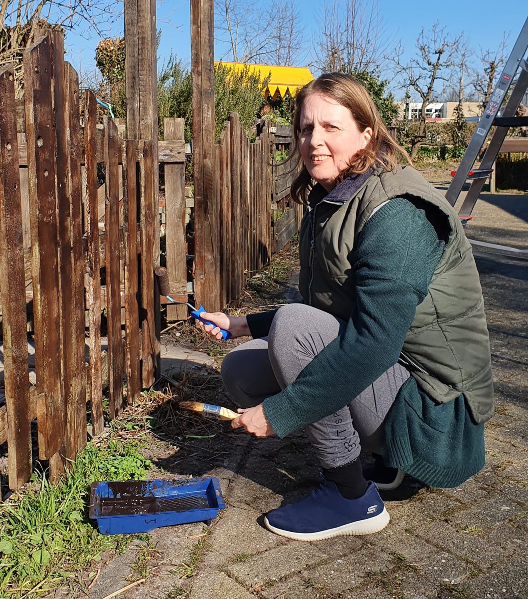 WendyMoerman's tweet photo. Wat hebben we vandaag mooi weer met @NLDOET en wat is en wordt er veel werk verzet in Wijktuin Noordhove! @margreet_vdriel @Wijkmanager_NS https://t.co/SjF3JsoZUQ