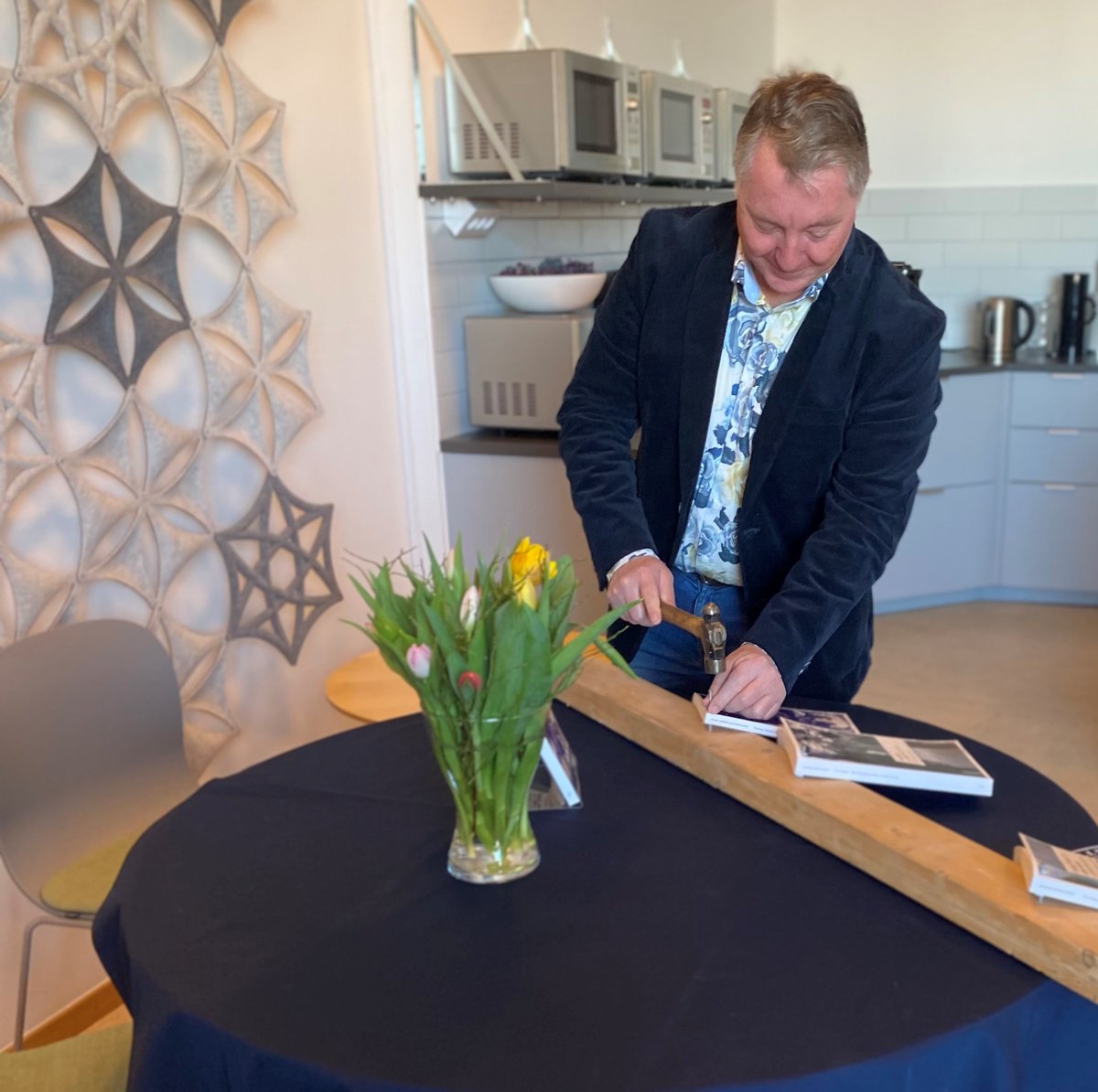 ServiceM's tweet photo. Today was the day for Stuart Reid to traditionally "nail" his doctoral dissertation and celebrate together with colleagues at the Department of Service Management and Service Studies. The dissertation, which takes place on April 8, is now awaited.
https://t.co/nWXpHkDehb https://t.co/cRZHoCFtXi