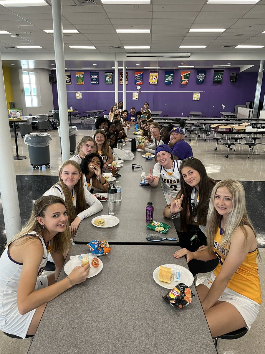 LonghornsFlagFB's tweet photo. #FamilyDinner!!! These are the moments we love the most! 
@LennardHigh @leximosley10 @KaitlynSigmundi @kyahvance @EmmaBalacco @daijafanning @Emilykautz3 @DianyReyes82 @AbbyElwell16 @grayce_bird_21 @KatiePaskert https://t.co/Sl5mRkHmxx