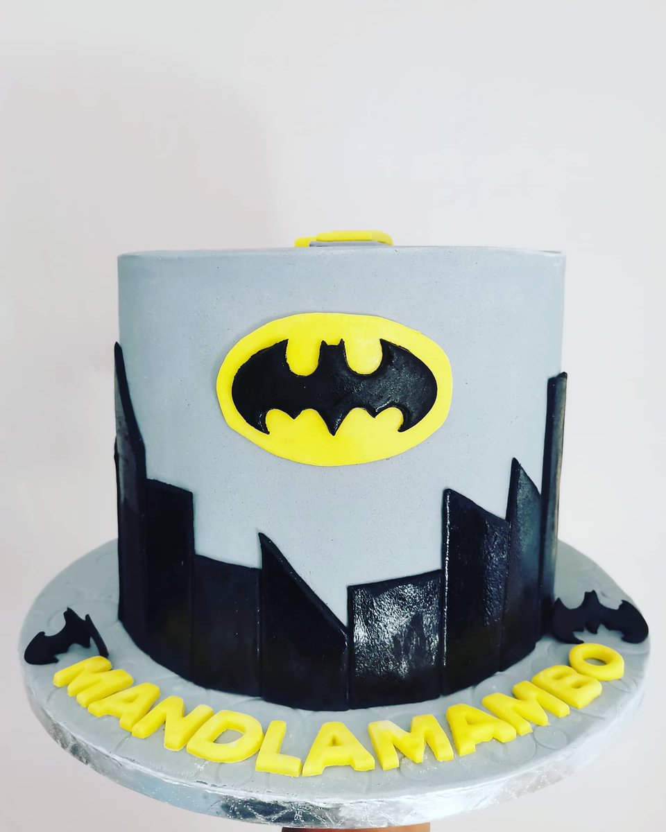 ThandoMbilini's tweet photo. I'm baaaaack! ๐#BakedByThando #batmancake #chefthando https://t.co/fABENedtvD