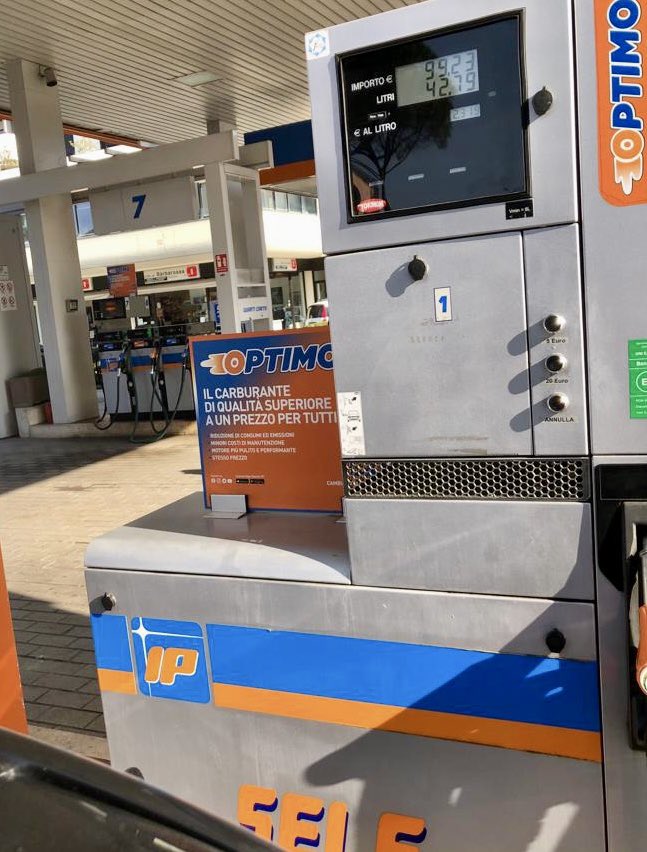 MassimoAntares's tweet photo. Fino a qualche settimana fa andava di moda Sbocciare con il DOM PÈRIGNON, adosso se sei figo devi sbocciare con il GASOLIO! 🤦🏻‍♂️😵‍💫🤬

 #diesel #Benzina #carobollette #carobenzina #accise https://t.co/gI0hLw5PvY