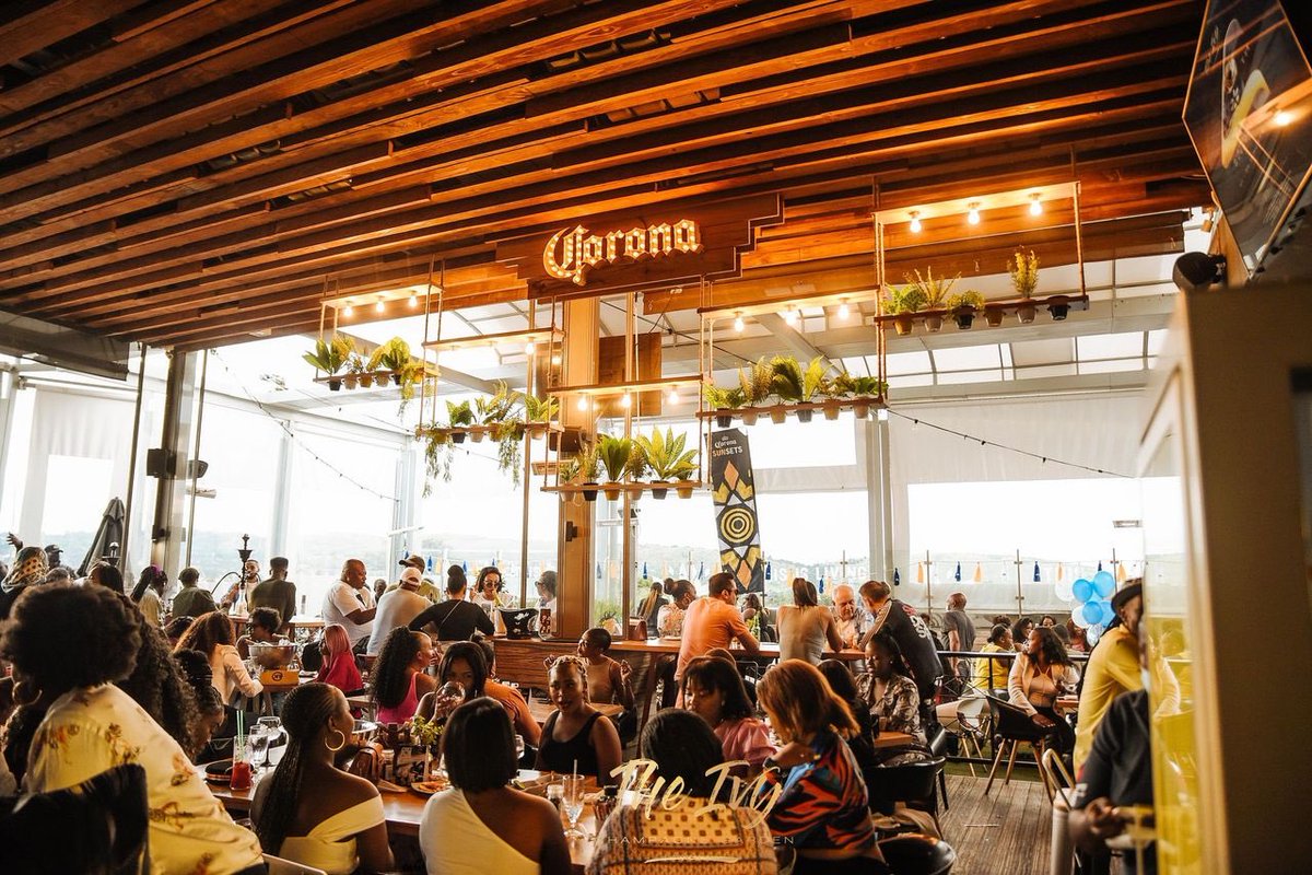 VuyoTheGreat's tweet image. Nah it’s time for Friday Sundowners… laptops off and under the mattress… 

Rooftop is ready at The Ivy Champagne Garden, asphuzeeeeeen🥂🍾🍹🥃

#TheOneAndOnlyExperience 

Got @djmzu @SkindeepSA @_Bonga operating today