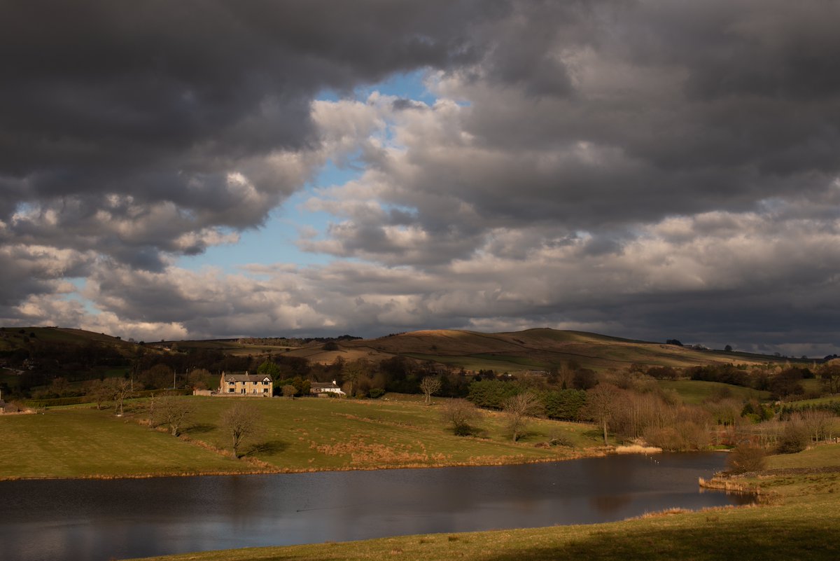 michaelfairles1's tweet photo. @South_Pennines Spring almost here at Brown Hill, Colne, Lancs. Reservoir serves summit pool of Leeds Liverpool canal, view to watershed of Pennines and Yorkshire. https://t.co/ooH7A35lJJ