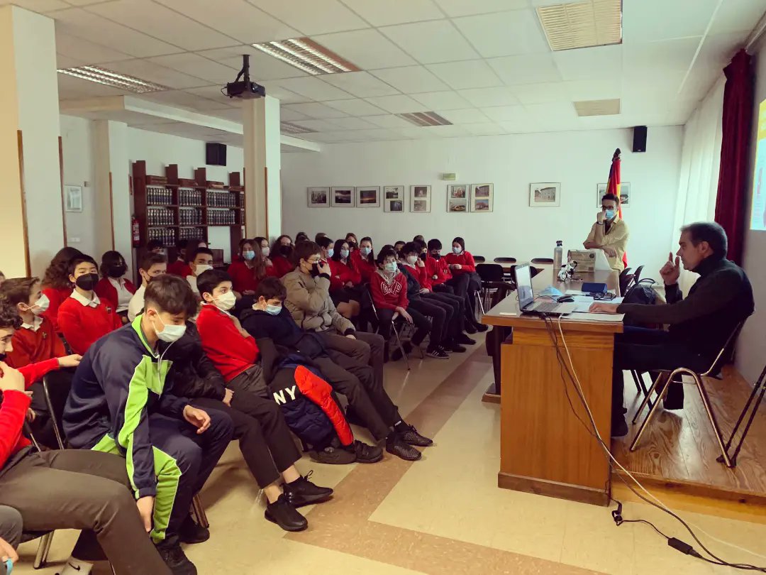 j_arconada's tweet photo. He tenido el placer de dar dos charlas esta mañana en el colegio Luis Amigó @colegioamigo a un total de 120 alumnos. 
Hemos hablado de esclerosis múltiple, de discapacidad, de @EM_Navarra, de exoesqueletos y de chocolate solidario. Me ha encantado contestar a tantas 👇🏿👇🏿 https://t.co/7roGyvZWGq