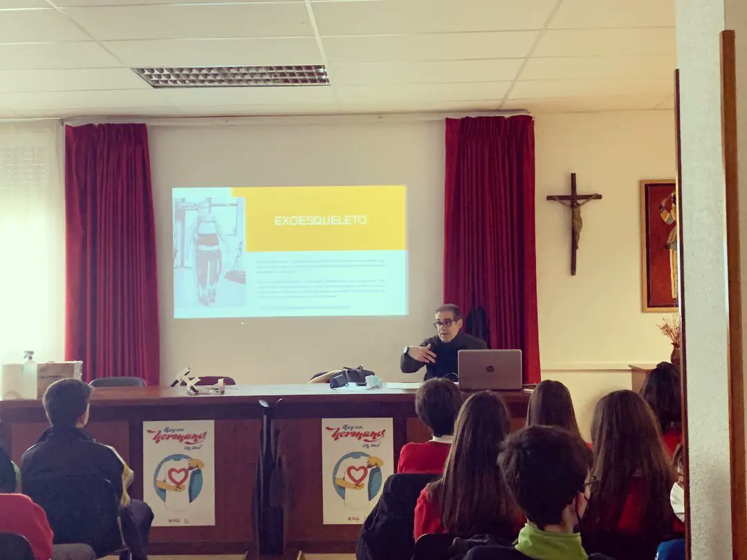 j_arconada's tweet photo. He tenido el placer de dar dos charlas esta mañana en el colegio Luis Amigó @colegioamigo a un total de 120 alumnos. 
Hemos hablado de esclerosis múltiple, de discapacidad, de @EM_Navarra, de exoesqueletos y de chocolate solidario. Me ha encantado contestar a tantas 👇🏿👇🏿 https://t.co/7roGyvZWGq