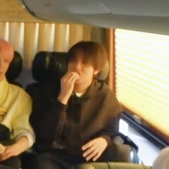 mabearfullsun's tweet photo. พิแจมิน ขอขนมให้น้องแฮชานอีกสิบอันได้มั้ยคะ น้องกินได้น่ารักมาก ㅠㅠ https://t.co/8uJYsNaUS5
