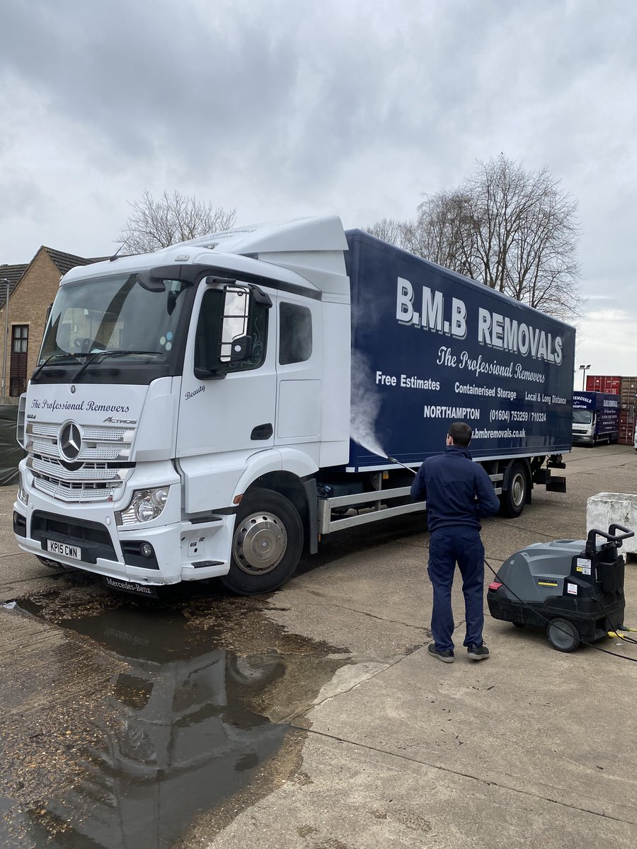 BMBREMOVALS25's tweet photo. Back early so getting washed ready for next week. #cleantruck #removals #bmbremovals https://t.co/DAvsLuJFGF