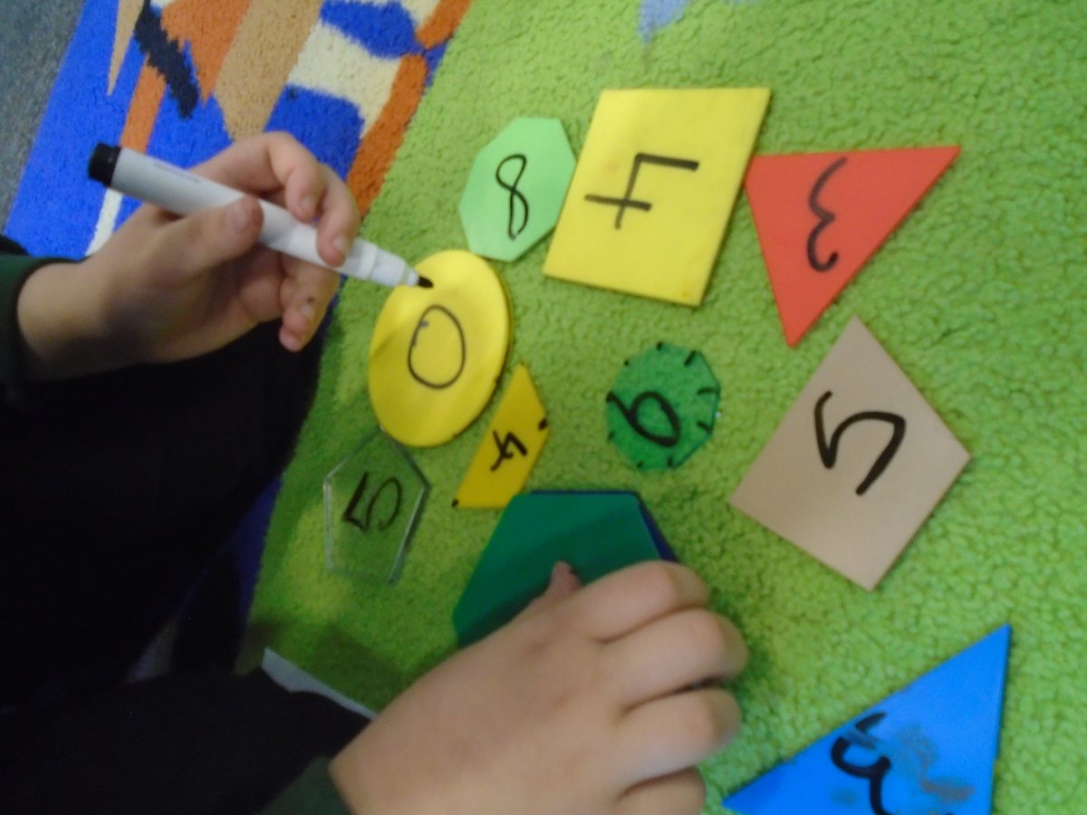 Bridgeview_Hull's tweet photo. Today in maths #ClassLockwood have been looking at 2d shapes! We counted vertices, we investigated whether shapes have the same amount of vertices as they do sides! @WhiteRoseMaths 🟩🔶🔴 https://t.co/2l4HhhXFhy