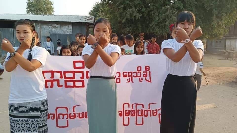 cherryty_nctzen's tweet photo. Pro-democracy women and citizens from #Tabayin Twp, #Sagaing, protested on a regular basis to overthrow the #GenocidalMilitary. #VillagesBurntDownByJunta #2022Mar11Coup #WhatsHappeningInMyanmar https://t.co/NPX7xdJqOV