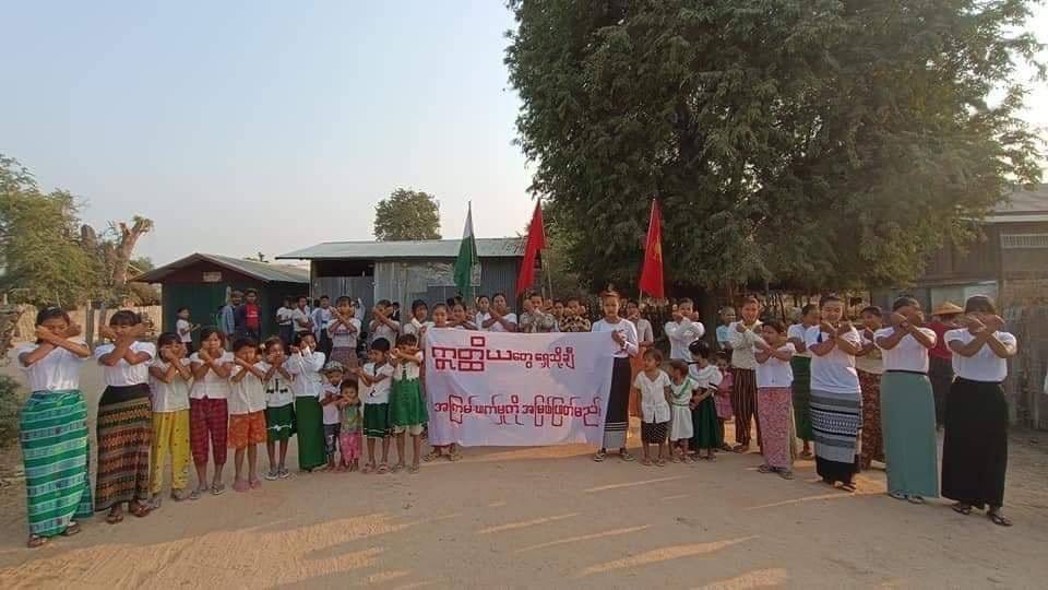 cherryty_nctzen's tweet photo. Pro-democracy women and citizens from #Tabayin Twp, #Sagaing, protested on a regular basis to overthrow the #GenocidalMilitary. #VillagesBurntDownByJunta #2022Mar11Coup #WhatsHappeningInMyanmar https://t.co/NPX7xdJqOV