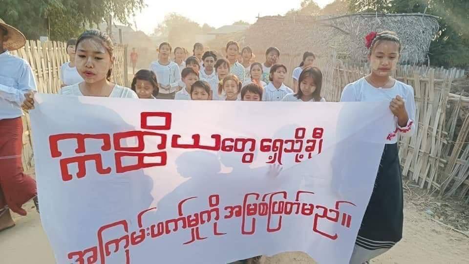 cherryty_nctzen's tweet photo. Pro-democracy women and citizens from #Tabayin Twp, #Sagaing, protested on a regular basis to overthrow the #GenocidalMilitary. #VillagesBurntDownByJunta #2022Mar11Coup #WhatsHappeningInMyanmar https://t.co/NPX7xdJqOV