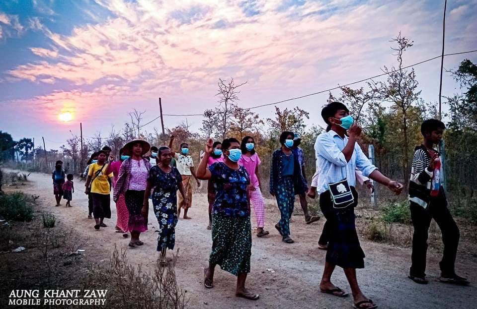 cherryty_nctzen's tweet photo. The main strike from a village in the #Letpadaungtaung area, #Salingyi Tsp, marched to oppose the #MilitaryDictatorship. #VillagesBurntDownByJunta #2022Mar11Coup #WhatsHappeningInMyanmar https://t.co/ukG3FQ19wx