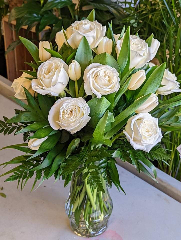 blossom_shops's tweet photo. Beautiful white #roses and tulips pair well to create this elegant #floralarrangement . 

Need something for a special occasion like an anniversary or flowers for your event? 
We have #floraldesigns for everyone

#halifax #BedfordNS #sackvillens #windsorns #dartmouthns #florist https://t.co/iERYMSMcso