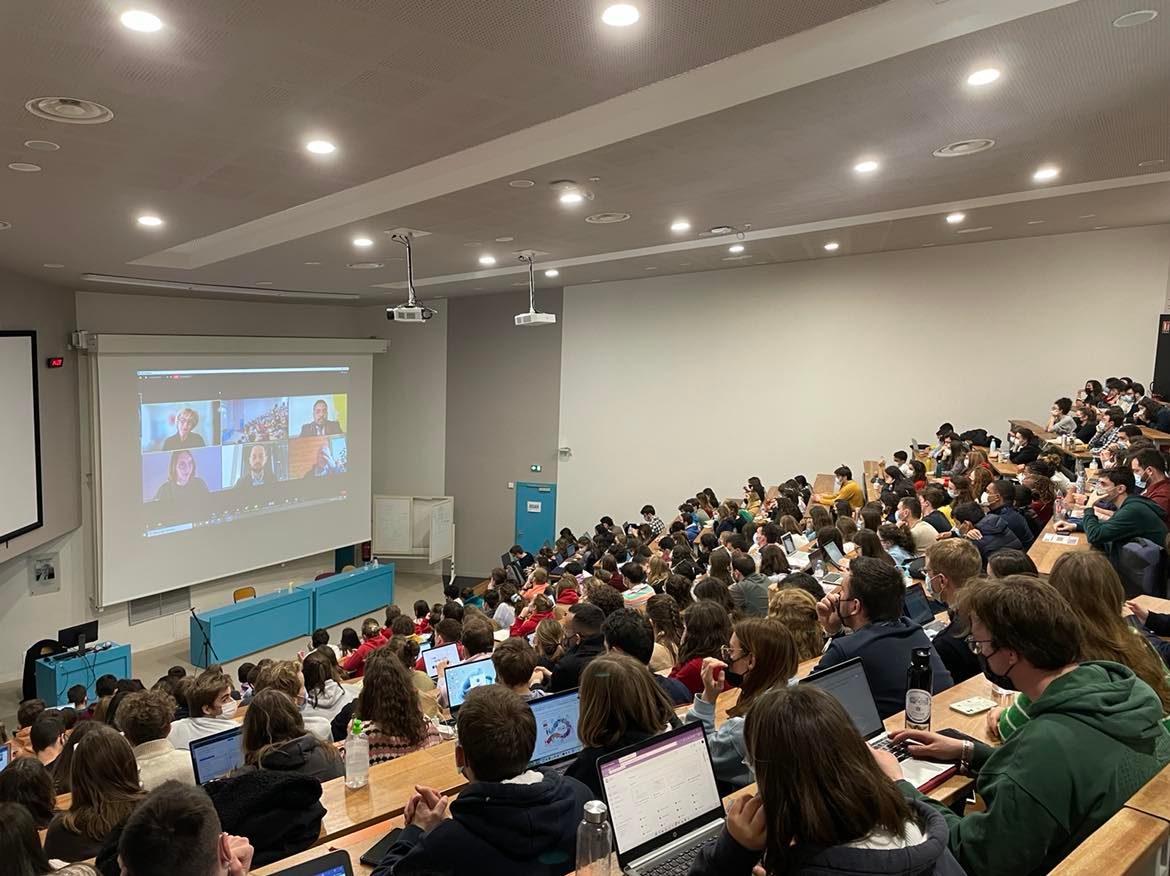 #JEP2022 | Ouverture de la table ronde sur le système de #santé de demain !

Programme :
➡️ Organisation du système de santé
➡️ Coordination entre les acteurs de santé, lien ville-#hôpital…
➡️ Place des #innovations
➡️ Place de la #prévention 
➡️ #Inégalités d'accès aux #soins