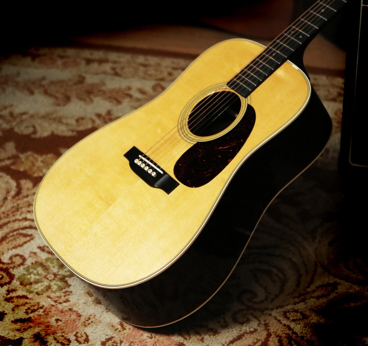 musicdistrib's tweet image. La dreadnought preferida para miles de músicos en todo el mundo. Una guitarra atemporal, presente en infinidad de grabaciones.

La @MartinGuitar  D-28 es una de las acústicas más deseadas.

Esta unidad está disponible en @Stringsfield