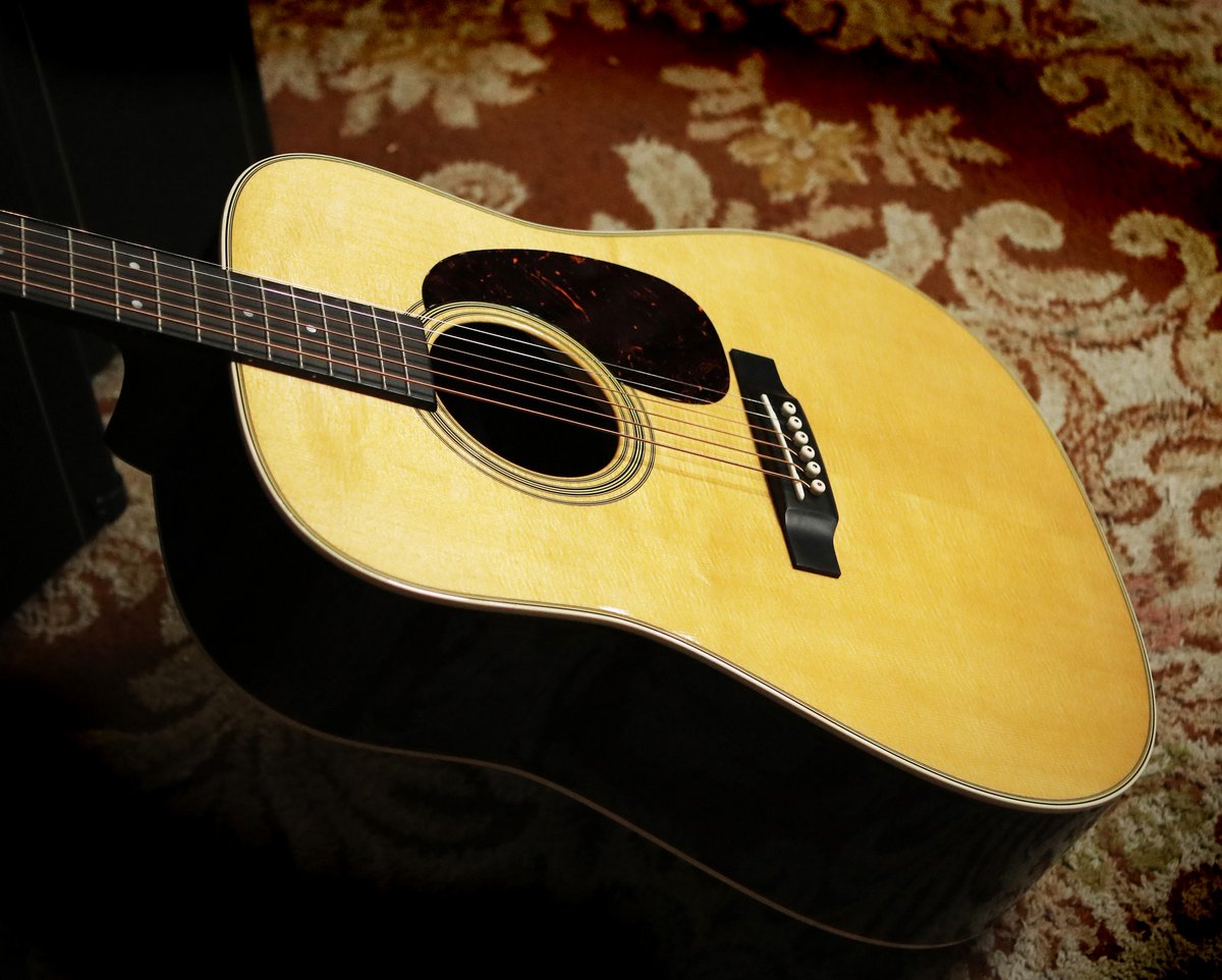 musicdistrib's tweet image. La dreadnought preferida para miles de músicos en todo el mundo. Una guitarra atemporal, presente en infinidad de grabaciones.

La @MartinGuitar  D-28 es una de las acústicas más deseadas.

Esta unidad está disponible en @Stringsfield