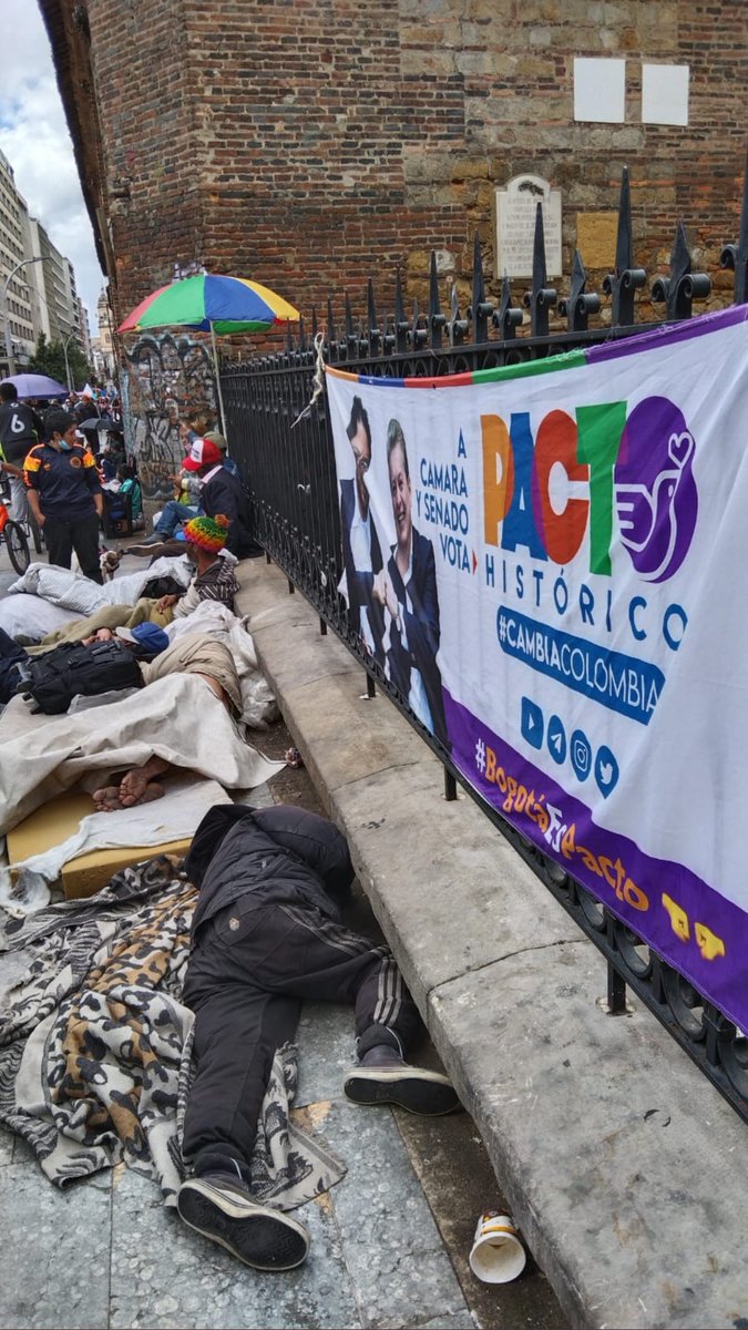 El mentiroso libreto de propuestas de <a href="/petrogustavo/">Gustavo Petro</a> fue el mismo que usó Chávez en Venezuela y todos conocemos el resultado. Lean, investiguen. El pacto es histórico por quienes lo proponen. El pacto es lo que fue y es Chávez, expropiación pura, hambre, caos, miseria.