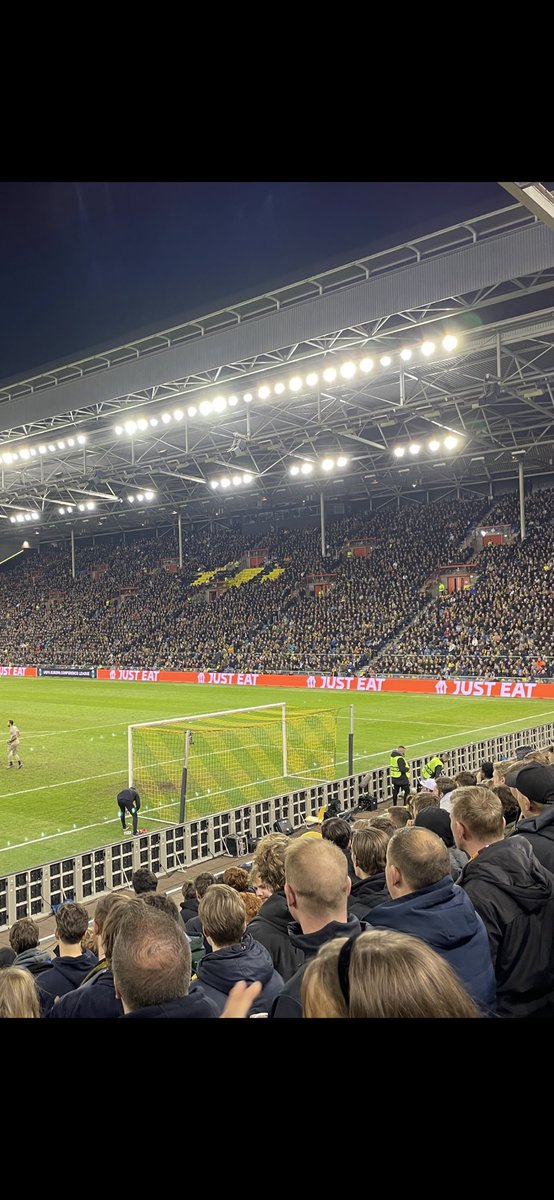 football_va1's tweet photo. Jammer gister. Het is voor ons apart om te zien maar bomvol is Gelredome wel degelijk een mooi stadion. #vitasr #vitrom #vitesse #gelredome https://t.co/G5qjwupmbR