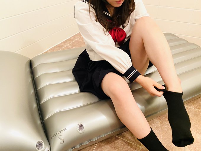 よいしょ🧦よいしょっ🧦 https://t.co/146keQYwek<a href="/tag/%E5%A4%AA%E3%82%82%E3%82%82"class="tags"><span>#太もも</span></a><a href="/tag/%E7%94%9F%E8%84%9A"class="tags"><span>#生脚</span></a>