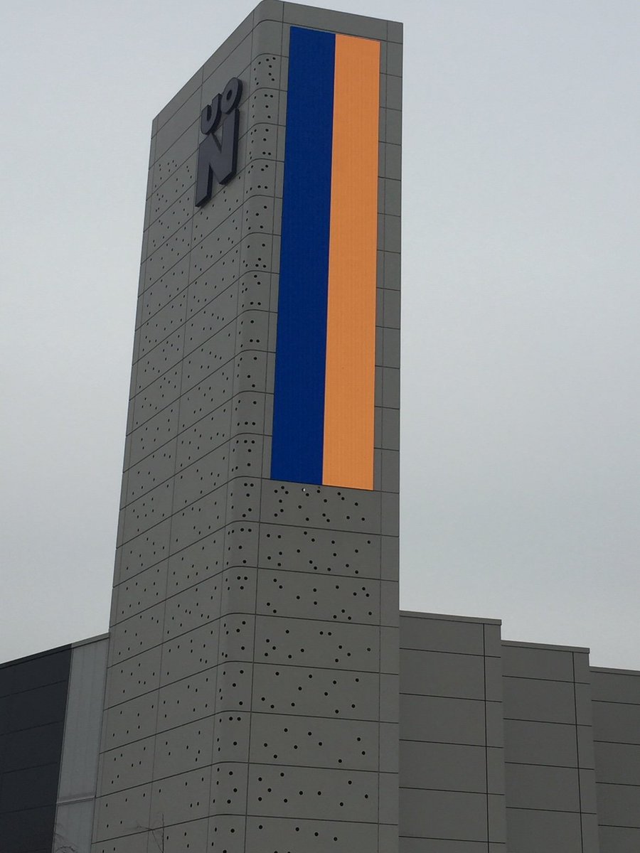 UniNhantsNews's tweet photo. The University of #Northampton's power tower is lit up in blue and yellow to show solidarity with those affected by the #UkraineWar https://t.co/1zXeAgITkO