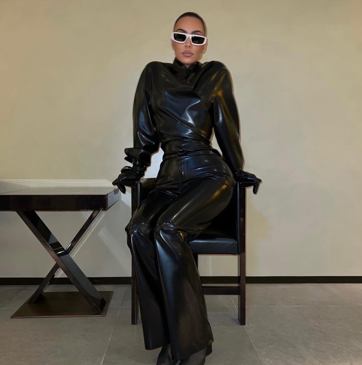 KimKardashian's tweet photo. 🖤 https://t.co/65GH80jL5f