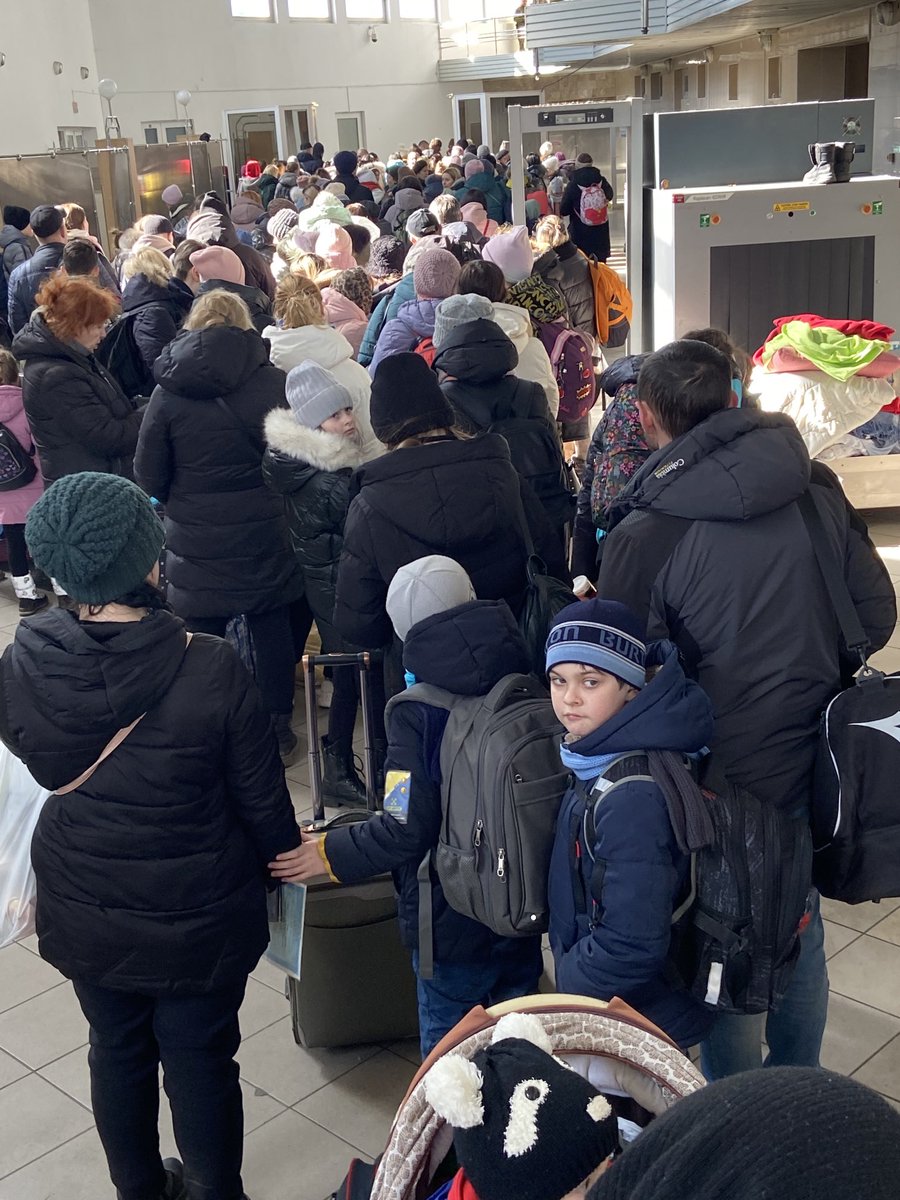 Ukrainian side at the Krakovets border crossing crowded but running pretty smoothly #ukrainewar #refugees #russianattack #mtvuutiset ⁦<a href="/MTVUutiset/">MTV Uutiset</a>⁩