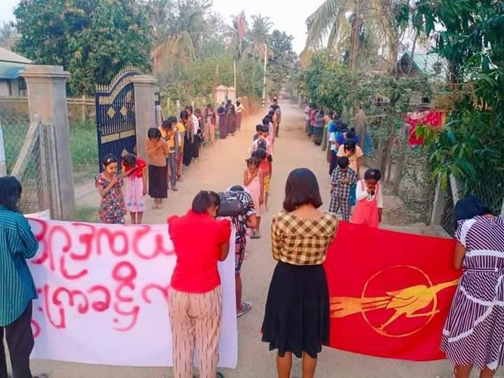 cherryty_nctzen's tweet photo. An anti-dictatorship evening protest in Yinmarbin Tspwas continued, led by demonstrators of the "Our village searching for no savior" strike. #VillagesBurntDownByJunta #2022Mar11Coup #WhatsHappeningInMyanmar https://t.co/557e1eZ4KS