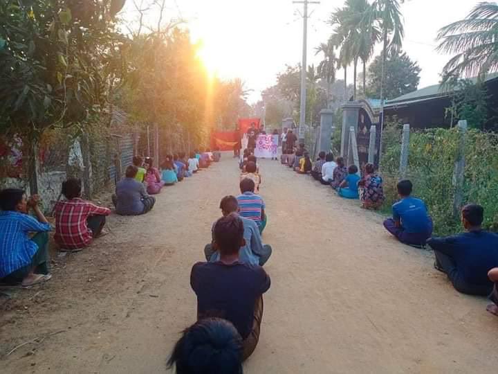 cherryty_nctzen's tweet photo. An anti-dictatorship evening protest in Yinmarbin Tspwas continued, led by demonstrators of the "Our village searching for no savior" strike. #VillagesBurntDownByJunta #2022Mar11Coup #WhatsHappeningInMyanmar https://t.co/557e1eZ4KS