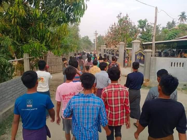 cherryty_nctzen's tweet photo. An anti-dictatorship evening protest in Yinmarbin Tspwas continued, led by demonstrators of the "Our village searching for no savior" strike. #VillagesBurntDownByJunta #2022Mar11Coup #WhatsHappeningInMyanmar https://t.co/557e1eZ4KS