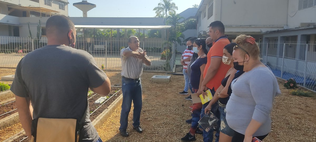 Nuestros estudiantes del ciclo corto en #AguaySaneamiento en prácticas en la asignatura Hidráulica básica en el ploígono de instrucción. Ayer comprobaron experimentalmente la ecuación de Bernoullis.