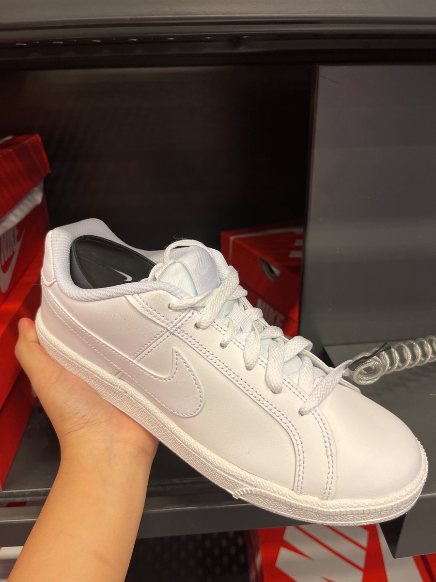 tgadlinn's tweet photo. Banyak nya sales bulan ni! 

SWATCH ADIDAS NIKE VANS SKECHERS CHARLES &amp; KEITH SEMUA UP TO 50% 😱

Brand lain kt thread bawah ni. RT bagi semua orang dapat shopping! https://t.co/C5Ouaplv5U