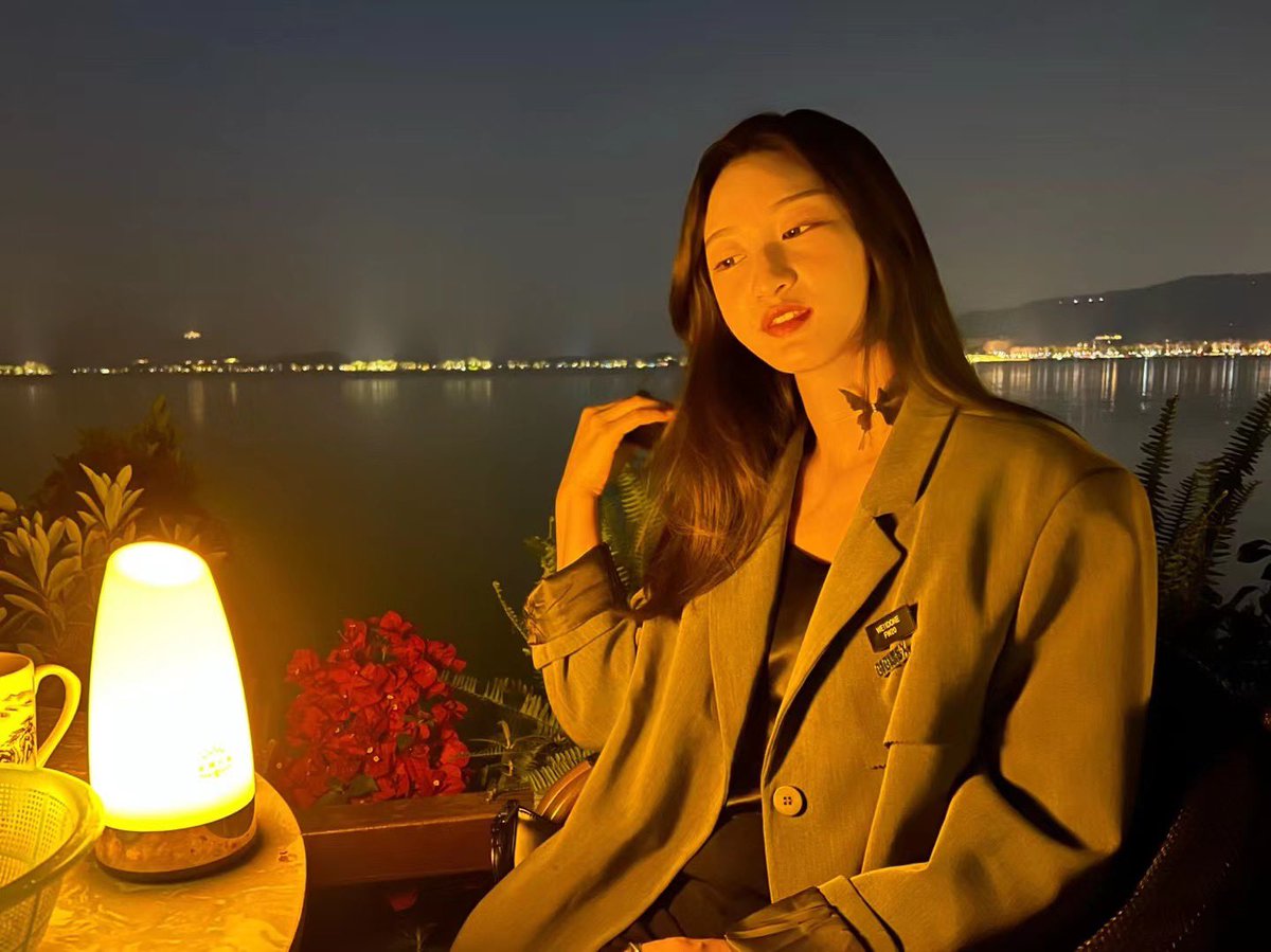 xiaoduola1998's tweet photo. 早餐店的老板娘问我要什么，我说要肆意妄为，要志得意满，要遨游着山川与湖海，要世间所有的浪漫，开个玩笑我已经长大了，我要豆浆油条🌛 https://t.co/UeP7ykL6bM