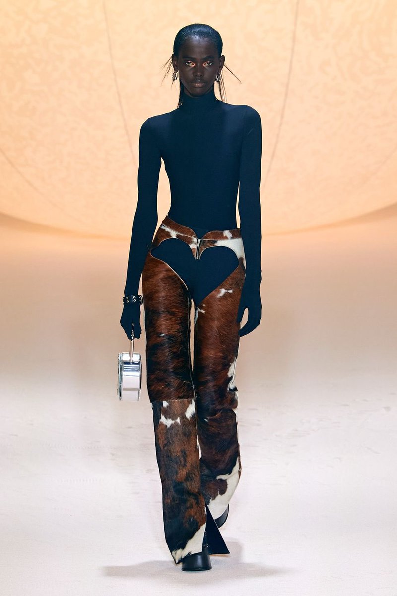 StreetFashion01's tweet photo. Still not over it https://t.co/HLYuYhlELQ