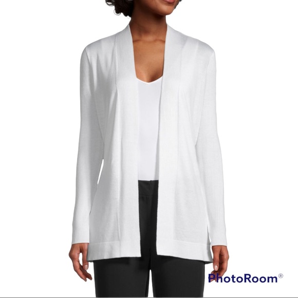 NostalgicOnline's tweet photo. So good I had to share! Check out all the items I'm loving on @Poshmarkapp from @MsMaverick2 #poshmark #fashion #style #shopmycloset #lizclaiborne #fadedglory #frazzle: https://t.co/gE48mpy8Hf https://t.co/QHz3mskPj5
