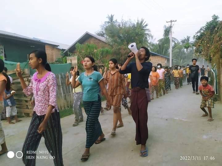 cherryty_nctzen's tweet photo. Demonstrators from the Never Cold-blooded Shwe Nwe Blood Strike &amp; the multi-village strike in Yinmarbin District joined forces to continue the 321st protest against the military junta. #VillagesBurntDownByJunta #2022Mar11Coup #WhatsHappeningInMyanmar https://t.co/kAv3FsNzcG