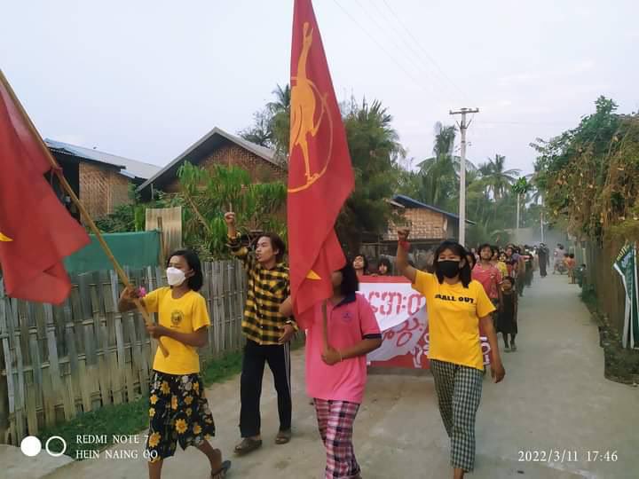 cherryty_nctzen's tweet photo. Demonstrators from the Never Cold-blooded Shwe Nwe Blood Strike &amp; the multi-village strike in Yinmarbin District joined forces to continue the 321st protest against the military junta. #VillagesBurntDownByJunta #2022Mar11Coup #WhatsHappeningInMyanmar https://t.co/kAv3FsNzcG