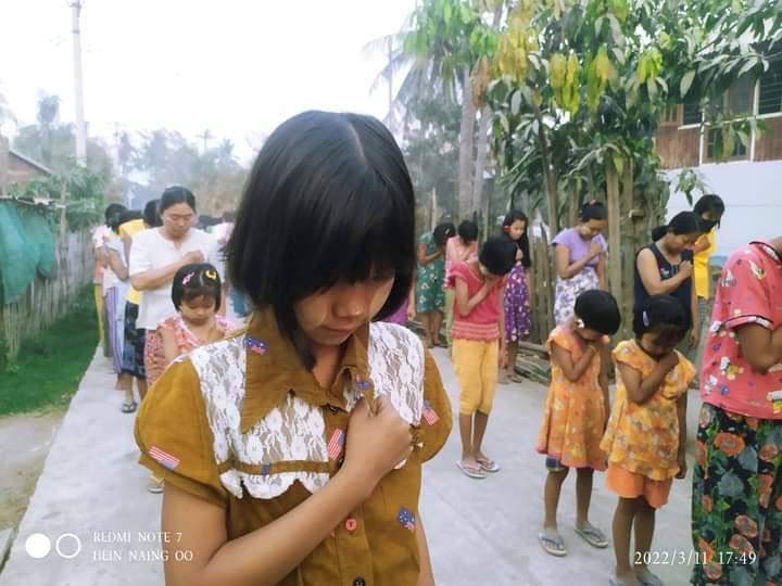 cherryty_nctzen's tweet photo. Demonstrators from the Never Cold-blooded Shwe Nwe Blood Strike &amp; the multi-village strike in Yinmarbin District joined forces to continue the 321st protest against the military junta. #VillagesBurntDownByJunta #2022Mar11Coup #WhatsHappeningInMyanmar https://t.co/kAv3FsNzcG